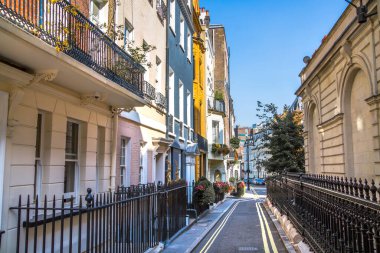 Londra, İngiltere - 9 Eylül 2023: Düzenli binalarla güzel Mayfair caddesi, Hyde Park 'a çıkıyor, lüks bir yaşam tarzıyla yaşamak için en zengin yerlerden biri.
