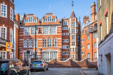 Londra, İngiltere - 9 Eylül 2023: Mayfair 'de güzel bir bahçe, Hyde Park' a çıkan cadde