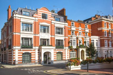 Londra, İngiltere - 9 Eylül 2023: Güzel periyodik binalarla Mayfair 'de sokak manzarası. Mayfair lüks bir yaşam tarzıyla yaşamak için en zengin yerlerden biri.