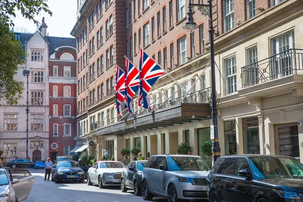 ロンドン イギリス 2023年9月9日 メイフェアの美しい定期的な建物と高級車が道路に駐車しました メイフェア 豪華なライフスタイルで生活するための最も豊かなエリアの1つ — ストック写真