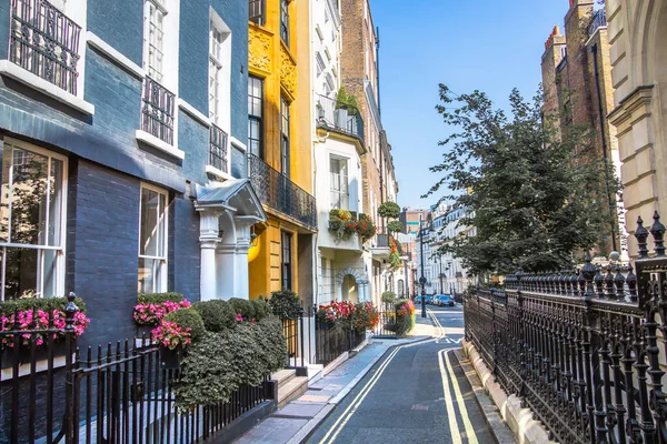 Londra, İngiltere - 9 Eylül 2023: Düzenli binalarla güzel Mayfair caddesi, Hyde Park 'a çıkıyor, lüks bir yaşam tarzıyla yaşamak için en zengin yerlerden biri.