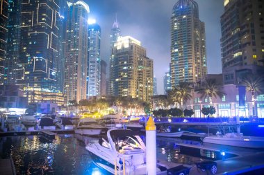 Dubai, Birleşik Arap Emirlikleri - 26 Ağustos 2023: Gece Dubai Marina Manzarası, çok sıcak ve nemli
