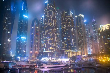 Dubai, Birleşik Arap Emirlikleri - 26 Ağustos 2023: Gece Dubai Marina Manzarası, çok sıcak ve nemli