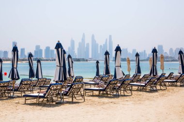 Dubai, Birleşik Arap Emirlikleri - 26 Ağustos 2023: Palm Jumeirah 'da beyaz kumsal ve Beas yatakları