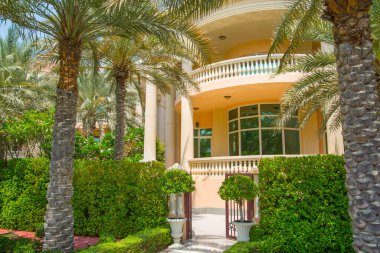 Dubai, Birleşik Arap Emirlikleri - 26 Ağustos 2023: Palm Jumeirah 'daki tatil villaları ve park