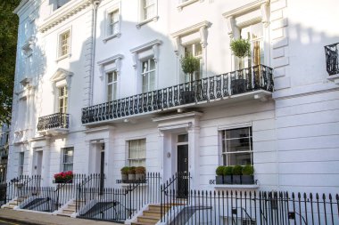 Londra, İngiltere - 9 Eylül 2023: Kensington 'daki en zengin yaşam tarzlarından biri olan güzel periyodik bina