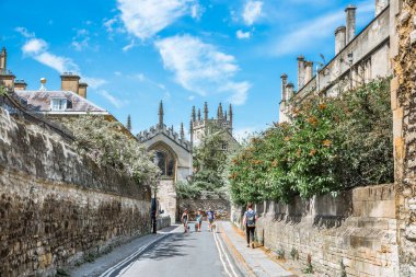 Oxford, İngiltere - 2 Haziran 2023: Queens Lane ve eski üniversite duvarları, Oxford Üniversitesi binaları