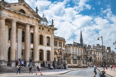 Oxford, İngiltere - 2 Haziran 2023: Sheldonian Tiyatrosu ve Oxford Üniversitesi binaları