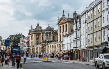 Oxford, İngiltere - 2 Haziran 2023. Oxford Üniversitesi binaları ile ana cadde manzarası