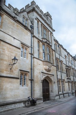 Oxford, İngiltere - 2 Haziran 2023. Oxford Üniversitesi kampüsü ve öğrenci konaklama binaları 
