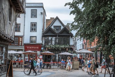 Oxford, İngiltere - 2 Haziran 2023. Oxford Üniversitesi binaları ile ana cadde manzarası