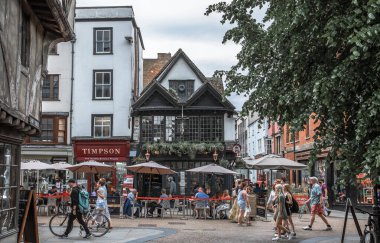 Oxford, İngiltere - 2 Haziran 2023. Oxford Üniversitesi binaları ile ana cadde manzarası