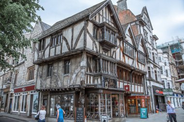 Oxford, İngiltere - 2 Haziran 2023. Oxford Üniversitesi binaları ile ana cadde manzarası