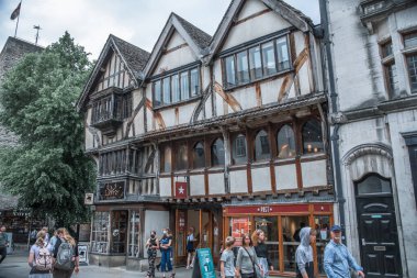 Oxford, İngiltere - 2 Haziran 2023. Oxford Üniversitesi binaları ile ana cadde manzarası