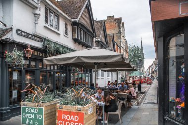 Oxford, İngiltere - 2 Haziran 2023. Oxford Üniversitesi binaları ile ana cadde manzarası