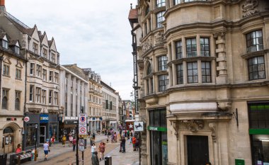Oxford, İngiltere - 2 Haziran 2023. Oxford Üniversitesi binaları ile ana cadde manzarası