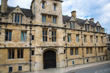 Oxford, İngiltere - 2 Haziran 2023: All Souls Üniversitesi, Oxford Üniversitesi kampüs binaları 