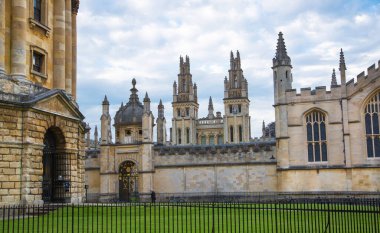 Oxford, İngiltere - 2 Haziran 2023: All Souls Üniversitesi, Oxford Üniversitesi kampüs binaları 