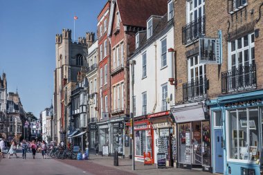 Cambridge, İngiltere - 2 Haziran 2023. Dükkanları ve kafeleri olan King 's Caddesi. 