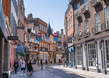 Cambridge, İngiltere - 16 Temmuz 2023: Dükkanları, kafeleri, restoranları ve yürüyen insanları olan ana cadde