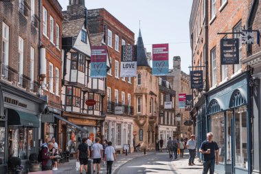 Cambridge, İngiltere - 16 Temmuz 2023: Kafeler, gemiler, restoranlar ve yürüyen insanlarla Cambridge High Street view