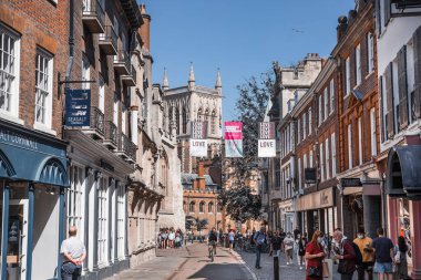 Cambridge, İngiltere - 16 Temmuz 2023: Kafeler, gemiler, restoranlar ve yürüyen insanlarla Cambridge High Street view