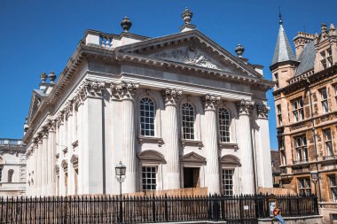 Cambridge, İngiltere - 16 Temmuz 2023: Cambridge Üniversitesi kampüs binaları ve Hight Caddesi