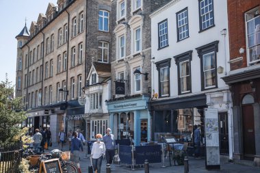 Cambridge, İngiltere - 16 Temmuz 2023: Cambridge Üniversitesi kampüs binaları ve Hight Caddesi