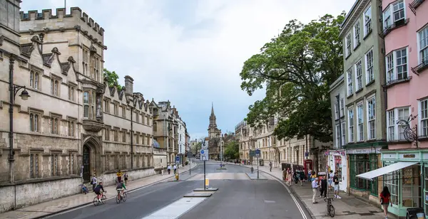 Oxford Iso Britannia Kesäkuuta 2023 High Street Näkymä Oxford University — kuvapankkivalokuva