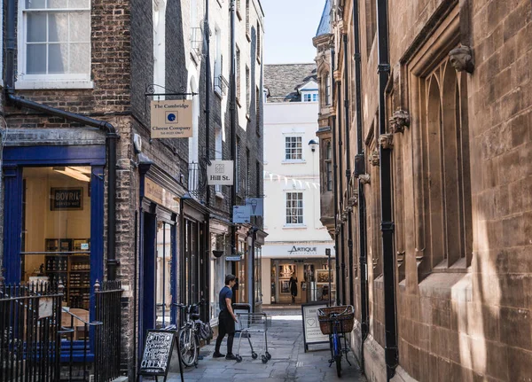 英国剑桥 2023年7月16日 有咖啡馆 商店和行人的夜景 图库图片