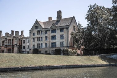 Cambridge, İngiltere - 16 Temmuz 2021: Cam nehrinin manzarası, eski üniversiteler manzarası ve tekneler 