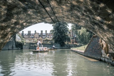 Cambridge, İngiltere - 16 Temmuz 2021: Cam nehrinin manzarası, eski üniversiteler manzarası ve tekneler 