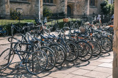 Oxford, İngiltere - 2 Haziran 2023: Oxford Üniversitesi kampüs binalarıyla Hight caddesi manzarası