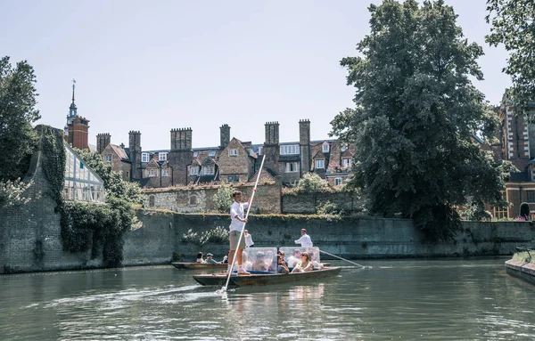 Cambridge, İngiltere - 16 Temmuz 2021: Cam nehrinin manzarası, eski üniversiteler manzarası ve tekneler 