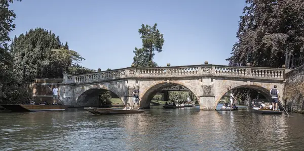 ケンブリッジ イギリス 2021年7月16日 川カムの風景 古い橋の景色とボート ストック写真