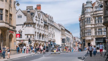 Oxford, İngiltere - 2 Haziran 2023: Oxford Üniversitesi kampüs binalarıyla Hight caddesi manzarası
