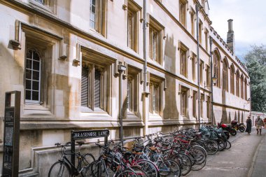 Oxford, İngiltere - 2 Haziran 2023: Öğrenci konaklama evleri ve bisikletleriyle Oxford 'un eski caddesi