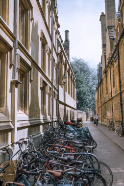 Oxford, İngiltere - 2 Haziran 2023: Kafeler ve öğrenci evleriyle eski Oxford caddesi 