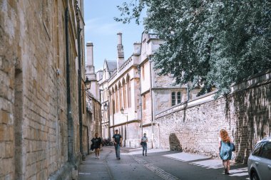 Oxford, İngiltere - 2 Haziran 2023: Kafeler ve öğrenci evleriyle eski Oxford caddesi 