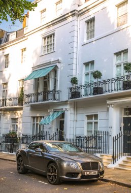 Londra, İngiltere - 9 Eylül 2023: Chelsea 'deki en zengin yaşam tarzlarından biri olan periyodik binanın güzel girişi