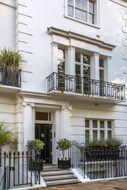 Londra, İngiltere - 9 Eylül 2023: Chelsea 'deki en zengin yaşam tarzlarından biri olan periyodik binanın güzel girişi