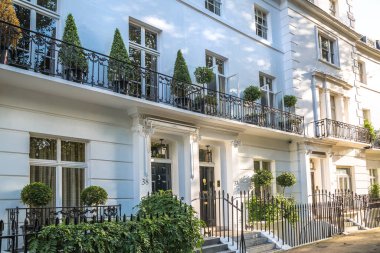 Londra, İngiltere - 9 Eylül 2023: Chelsea 'deki en zengin yaşam tarzlarından biri olan periyodik binanın güzel girişi