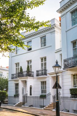 Londra, İngiltere - 9 Eylül 2023: Chelsea 'deki en zengin yaşam tarzlarından biri olan periyodik binanın güzel girişi