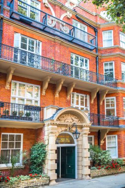 Londra, İngiltere - 9 Eylül 2023: Chelsea 'deki en zengin yaşam tarzlarından biri olan periyodik binanın güzel girişi