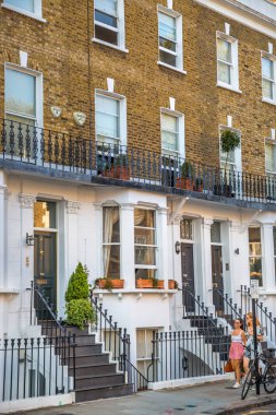 Londra, İngiltere - 9 Eylül 2023: Chelsea 'nin en zengin yaşam tarzlarından biri olan güzel periyodik binası