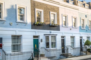 Londra, İngiltere - 9 Eylül 2023: Chelsea 'deki en zengin yaşam tarzlarından biri olan periyodik binanın güzel girişi