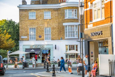 Londra, İngiltere - 9 Eylül 2023: Chelsea 'nin en zengin yaşam tarzlarından biri olan güzel periyodik binası