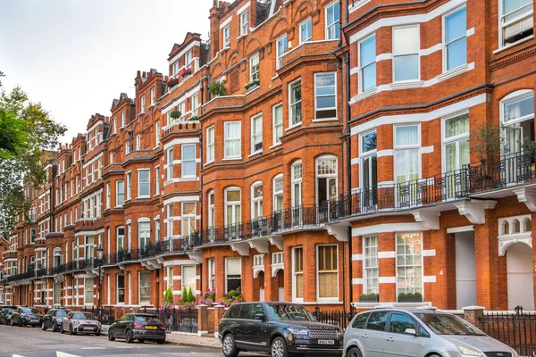 Londra, İngiltere - 9 Eylül 2023: Chelsea 'nin en zengin yaşam tarzlarından biri olan güzel periyodik binası