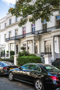 Londra, İngiltere - 9 Eylül 2023: Chelsea 'nin en zengin yaşam tarzlarından biri olan periyodik binasında çiçeklerle süslenmiş kapı girişi. Londra sokak fotoğrafçılığı