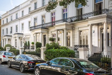 Londra, İngiltere - 9 Eylül 2023: Chelsea 'nin en zengin yaşam tarzlarından biri olan periyodik binasında çiçeklerle süslenmiş kapı girişi. Londra sokak fotoğrafçılığı